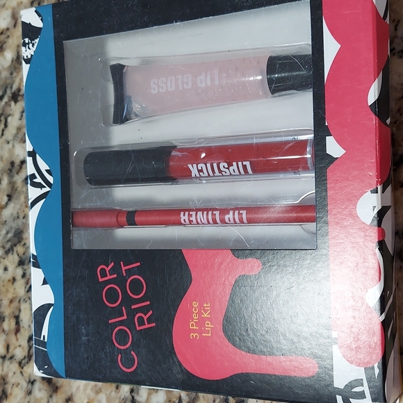 🐈‍⬛🌙Color Riot Three Peice Lip Kit - Picture 2 of 4